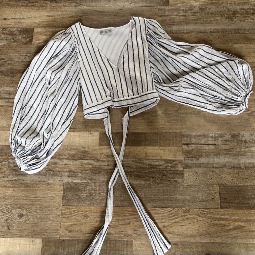 SPECIAL 2/30$
Zara White Puff Sleeve Crop Blouse